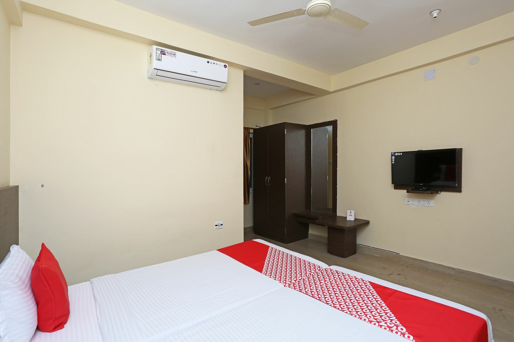 Oyo 11343 Hotel Sai International Bhuvanesvar Kültér fotó